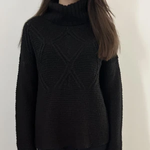 Stickad tröja med krage - Stickad tröja med krage, har använt den 1 gång men kommer tyvärr inte till användning längre. tröjan är från lager 157. storlek xs men passar även S.😊