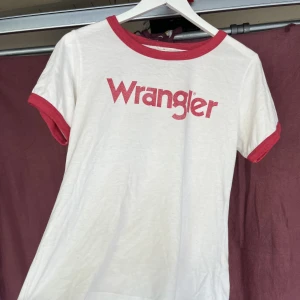 Wrangler T-shirt  - Retro tisha som går att styla på alla möjliga sätt. 