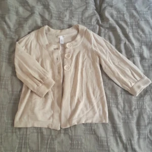 Kofta - Koftan är 52 cm lång och är i utmärkt skick. 