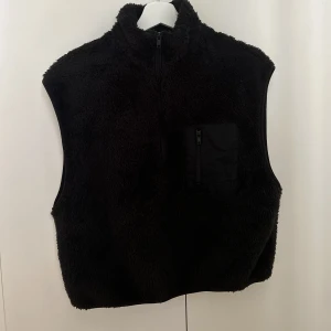 ”Teddy väst” från Hm - Storlek S (36) Köptes för 150kr och är använd endast två gånger. 