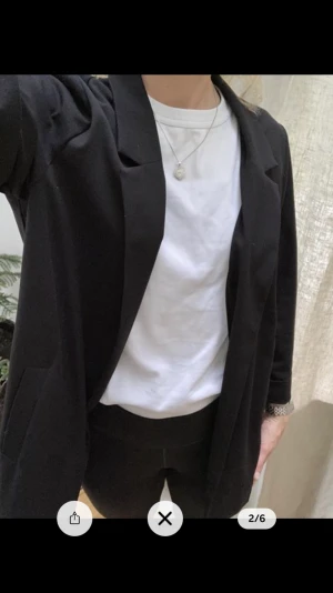 Följsam svart kavaj i längre modell, strl M - Så fin och behaglig kavaj från Stradivarius. Modellen är ganska lång. Går en bit ner på låret på mig som är 174 cm. Jättefin och rymlig. Lite kortare vida armar Lite stretchigt tyg. 