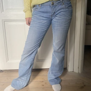 Lågmidjade jeans - Sjukt snygga lågmidjade utsvängda jeans i ljus tvätt. Perfekt passform! Modellen är 165 cm lång. Kolla gärna in mina andra annonser🤩