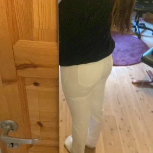 Jeans  - Jätte fina jeans lite stretch i materialet. Inga problem med dom alls inga fläckar Aldrig andvända bara provade Mid Waist passar mig som är 160  Ny pris 399 säljer för 200 pris kan diskuteras!