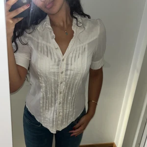 Vit vintage blus - Säljer min supersöt blus🤍 skriv för fler bilder eller vid andra funderingar