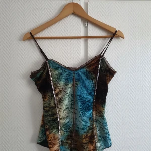 Topp - Jätte fin topp med silvriga paljetter och har strech, säljer pga den aldrig andävds💞 kontaka om du har frågor