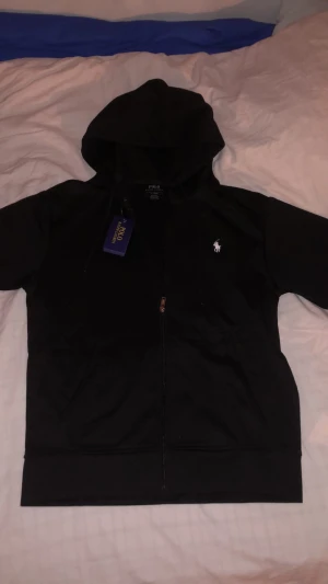 Helt nya polo zip hoodie svart  - Fick den från en kompis i födelsedagspresent men passar inte mig men tags och  qr code finns  och ny pris kostar cirka 1700 . Pris kan diskuteras vid en snabb affär !