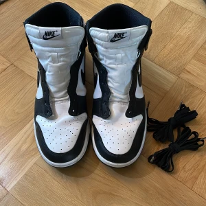 Panda Dunks Mid - Använda endast några   gånger. Säljer pga av att de är för stora. Snören följer med och pris kan diskuteras. Stl 46. 