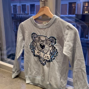 Kenzo tröja  - En ljus blå kenzo med blått tryck på framsidan, storlek 10A/140