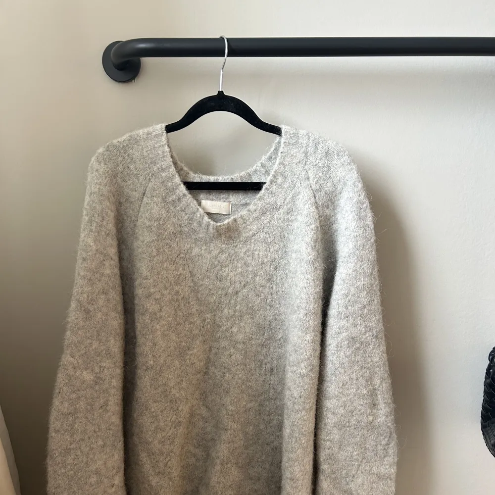 Stickad tröja i ljusgrå från LerGer by Lena Gercke. Tröjan är i nyskick och sparsamt använd. Skriv vid intresse! Köparen står för frakten. Tröjor & Koftor.