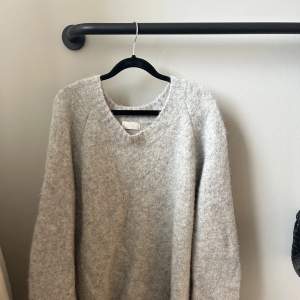 Stickad tröja i ljusgrå från LerGer by Lena Gercke. Tröjan är i nyskick och sparsamt använd. Skriv vid intresse! Köparen står för frakten