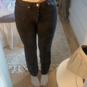 Mom jeans  - Svarta typ mom jeans från NA-KD. Jätte fint skick inte mycket använda, säljer då dem inte är min stil längre💗 storlek 34