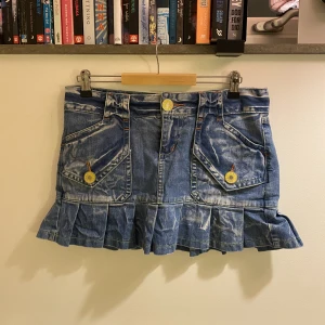 Jeanskjol  - Unik jeanskjol med coola detaljer! Pass att både till sommaren men även till våren, vintern och hösten om man matchar med ett par snygg strumpbyxor!!🩷🩷 
