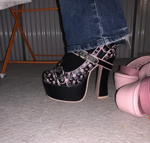 Klackar från japan!! - Helt ok skick! Allt är bra förutom att spännerna flagnar lite o ena grejen på insidan har lossnat. Köpte dom för 800kr så 50% billigare här. Har bilder på skadorna så det är bara att fråga