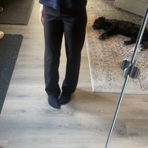 Kostymbyxor  - Säljer mina fina svarta kostymbyxor från veromoda. Inga defekter på användning. 24 i längden 32 i storleken