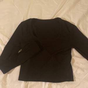 En jätte fin svart tröja från shein! Säljer för att den e för stor tyvärr aldrig kommit till användning heller❤️