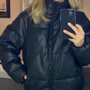 Vinterjacka  - Säljer nu min fina vinterjacka från H&M, den är använd två vintrar men trots det så är den i superbra skick utan några defekter. Den är i storlek S men passar mig som har M då den är oversized. Hör av dig för fler bilder eller frågor! ✨💕 Köparen står för frakten 📦