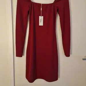 Röd fin kort klänning från Nelly, aldrig använd. Storlek XS. 😻
