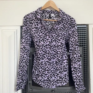 Lila topp  - Lila långärmad tunn topp med leopardprint. Storlek 36🌸