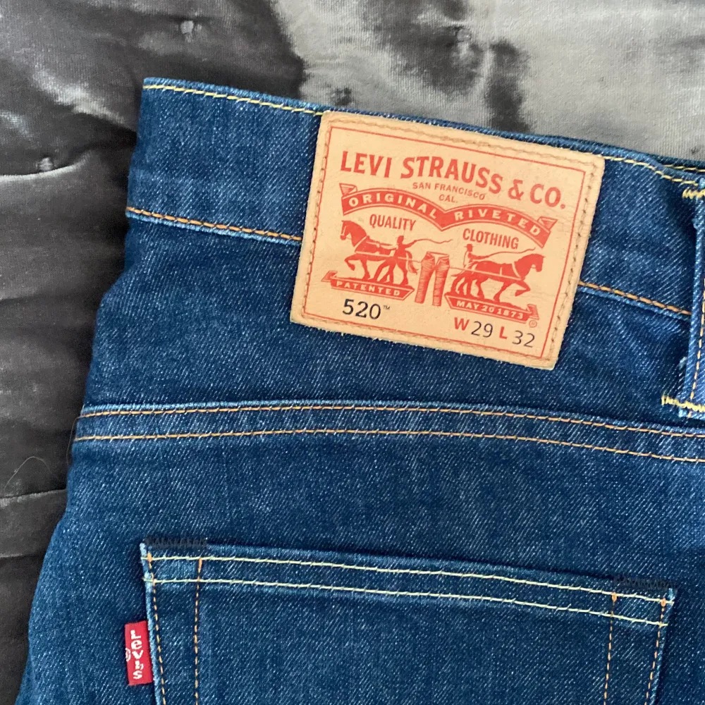 Skitsnygga Levis jeans i modell 520 med mörkblå tvätt och beige/bruna sömmar. Jättefint skicka inga defekter! . Jeans & Byxor.