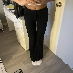 Low waist - Low waisted kostymbyxor från Gina 