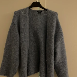 Kofta - Säljer denna jättefina blåa koftan som tyvärr inte kommer till någon användning 