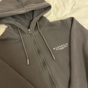 McKenzie Zip Up - McKenzie Zipup som inte kommer till användning längre!