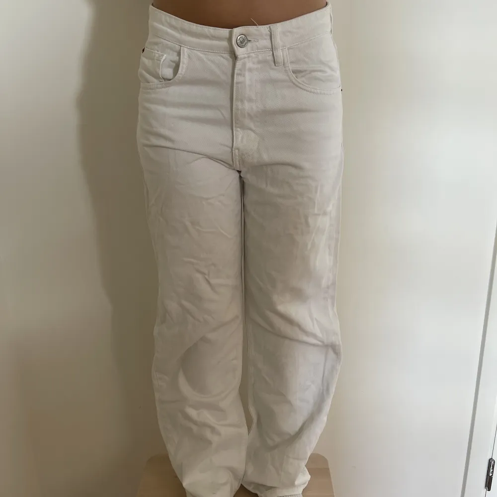 Jätte fina vita jeans från Zara, bra skick . Jeans & Byxor.