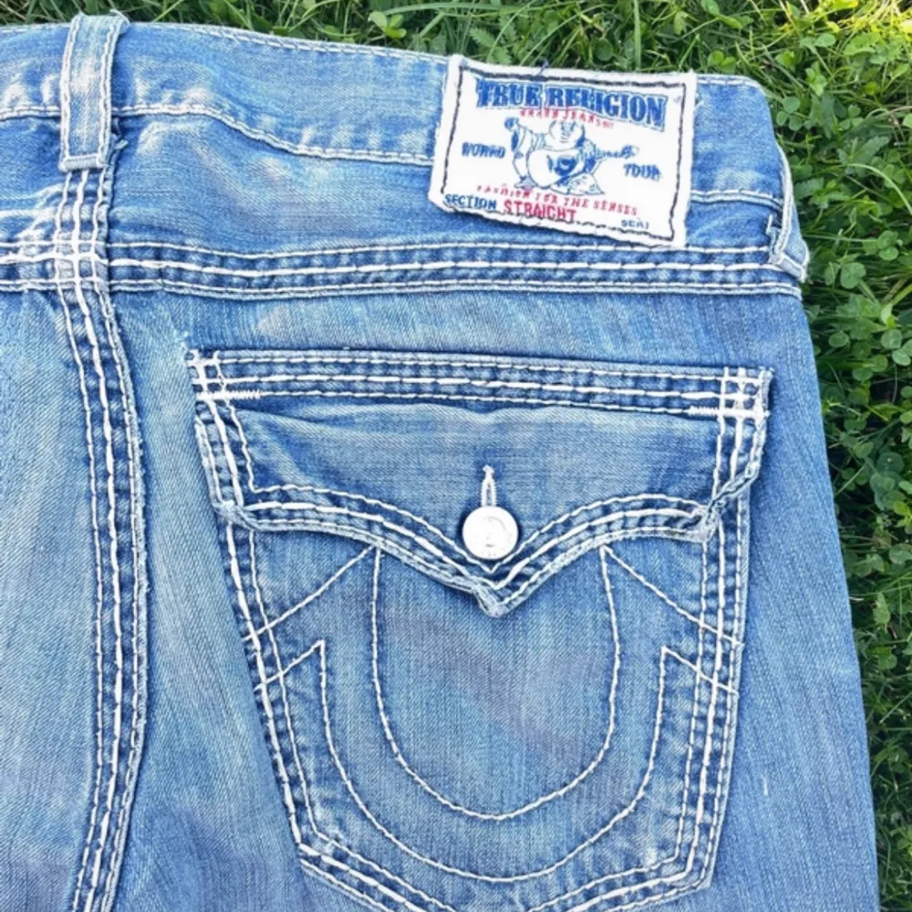 Säljer min true religion Jeans som är i grymt skick! Dem är Baggy och riktigt snygga . Jeans & Byxor.