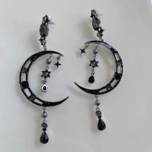 Säljer dessa fina svarta och silvriga örhängen, knappt använda och i fint skick :)