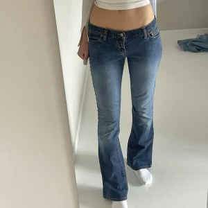 Lågmidjade jeans - Så fina vintage jeans från Abercrombie and fitch😍säljer då de är för korta!! Passar någon som är runt 165cm i längden🤩midjemått:73cm  innerbenslängd: 75cm