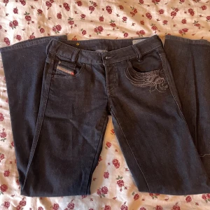 Lågmidjade utsvänga diesel jeans  - Lågmidjade utsvängda jeans ifrån märket diesel, lite skav på knappar annars i perfekt skick. Det är 29 i midjemått och 32 i ben längd. Undrar du något mer eller vill ha fler bilder är det bara att skriva och fråga🌺🌺