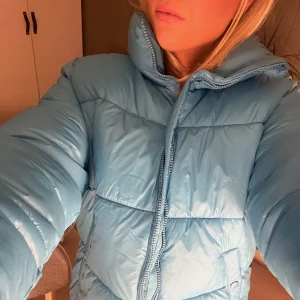 Puffar jacka - Så snygg blå jacka!!!! Säljer då jah hittat en annan att använda i vinter. Den är helt oanvänd men har tyvärr fått sminkfläckar på kragen. Jackan är i storlek M men sitter bra på mig som vanligtvis är en s. Frakten ingår i priset. Prislapp sitter kvar❤️