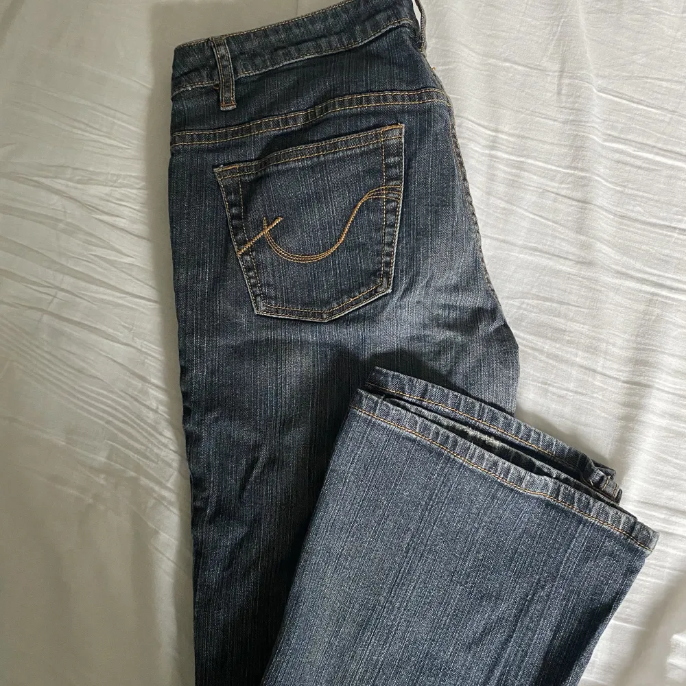 Superfina blåa jeans😍 Har aldrig använts då de är väldigt minimala på mig. Byxorna når knappt ner till mina anklar och då är jag 165cm🫶🏻✨ Kontakta för mer information❣️. Jeans & Byxor.