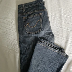 Flared lowrise jeans - Superfina blåa jeans😍 Har aldrig använts då de är väldigt minimala på mig. Byxorna når knappt ner till mina anklar och då är jag 165cm🫶🏻✨ Kontakta för mer information❣️