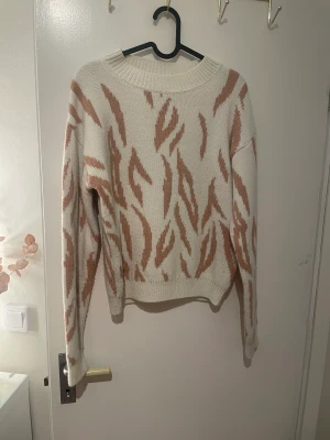 Stickad tröja - Sticka tröja från NA-KD, bra skick🌸