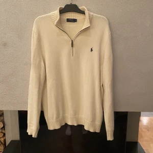 Ralph lauren kofta - Riktigt schysst stickad halfzip tröja från ralph lauren. Den är i nyskick och är bara använd några gånger. Nypris är cirka 1500kr. Skriv för mer frågor👌