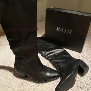 Boots  - Helt nya aldrig använda tyvärr😅 as snygga, köpta för 745kr på asos, säljer för 500kr tar emot prisförslag! Size 6 motsvarar 39.5