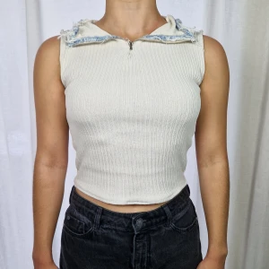 Topp - Ljusbeige ribbad topp med jeansdetaljer