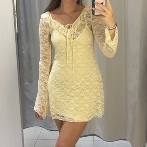 Ljusgul klänning - Jättefin ljusgul klänning från hm som aldrig blivit använd (prislappen är kvar). Nypris 350kr