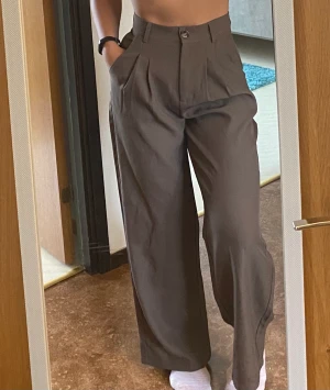 Kostymbyxor wide fit - Bruna kostymbyxor.