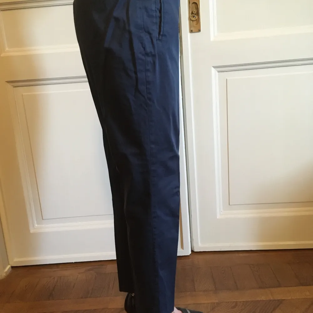 Byxa ESPRIT med avsmalnande ben, i mörkblått. Material: 96,5% Cotton 3,5% Elastan . Jeans & Byxor.