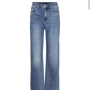 Vero Moda jeans  - Säljer dessa Jeans i färgen Mörkblå! Stick 8/10 dm för bilder. OBS byxorna är mörkare än på bilden.  Nypris 499kr min pris 150kr 