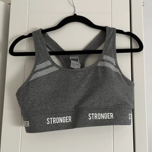 Sport-bh  - Väldigt snygg sport-bh men knappt använd. 