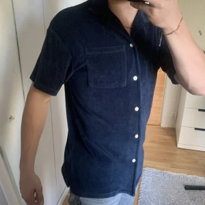 Kortärmad frotté skjorta  - Säljer denna kortärmade frotté skjortan då den inte kmr t användning. Storlek S men sitter som M, nypris 499