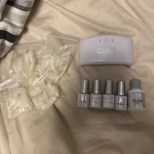 Gel iq kit - Använt till ett sett. Det som ni ser ingår på bilden är: -Massa tippar i olika storlekar  -Uv lampa -High shine cleanser -2 top coat -Base coat - Rosa gel