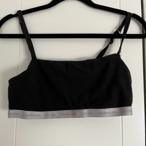 Calvin Klein topp - Knappt använd Calvin Klein topp. I bra skick. 