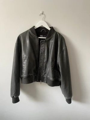 Zara skinnjacka - Säljer denna populära jackan från Zara som endast är använd 2 gånger. Storlek. XL men passar mig som har XS/S perfekt. 