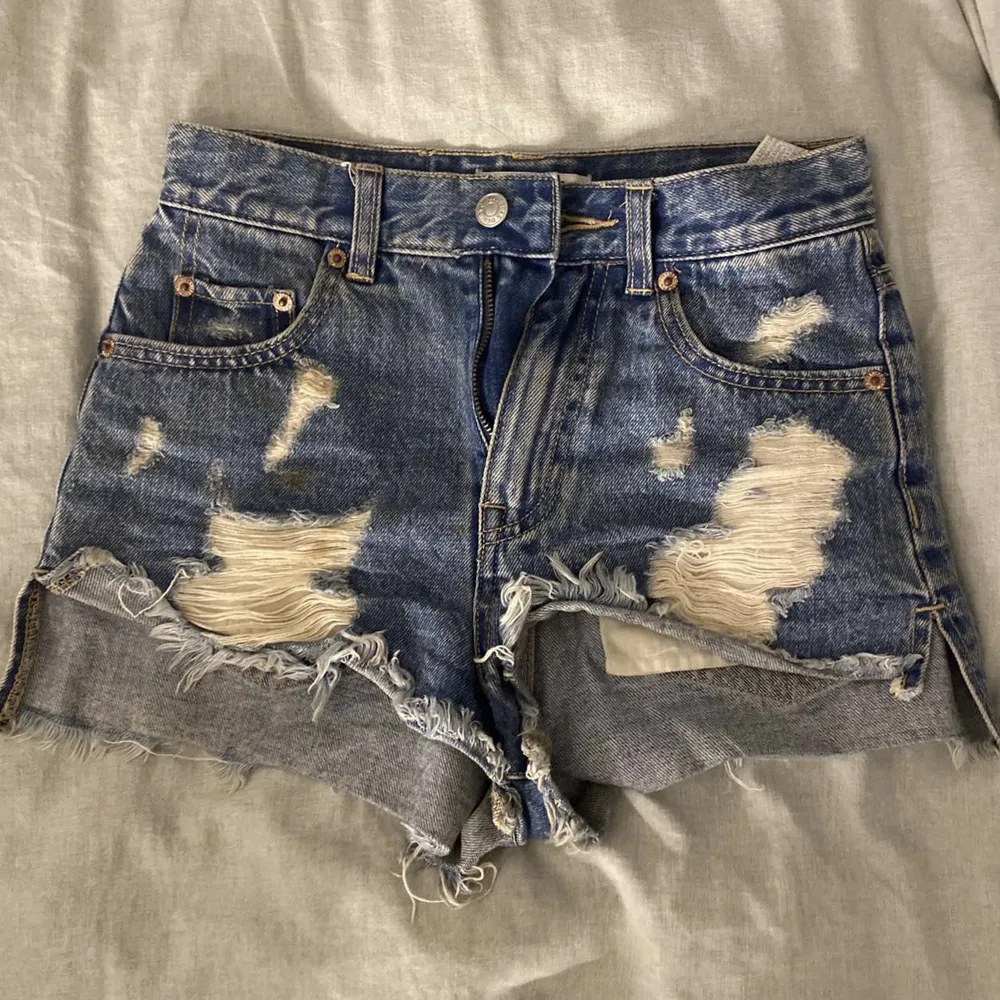 Jeans short från pull&bear med snygga slitningar! Bra skick använda fåtal gånger, köparen står för frakten.💖. Shorts.