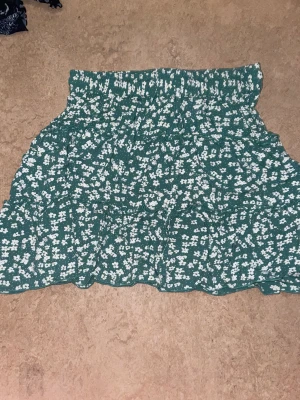 Bubbleroom kjol - Grön blommig bubbleroom kjol, super fin o i nyskick, använd 1 gång  Storlek: S