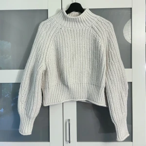 Stickad tröja - Den perfekta stickade tröjan nu till hösten/vintern. Av det tjockare slaget och såå mysig!! 